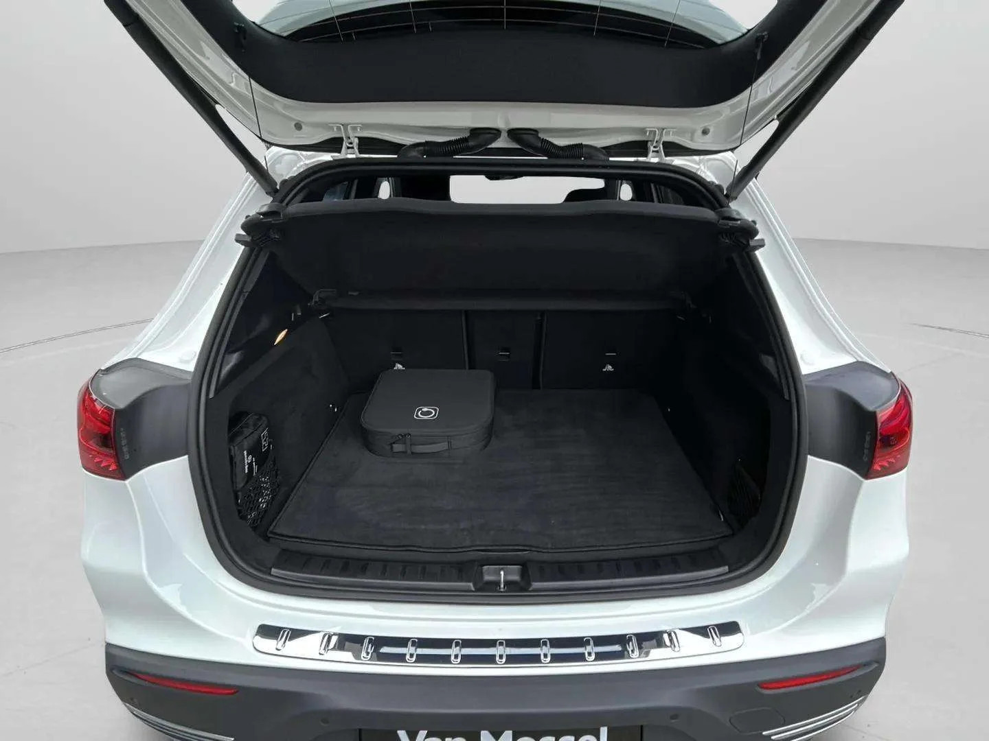 Mercedes-Benz-EQA-image-18