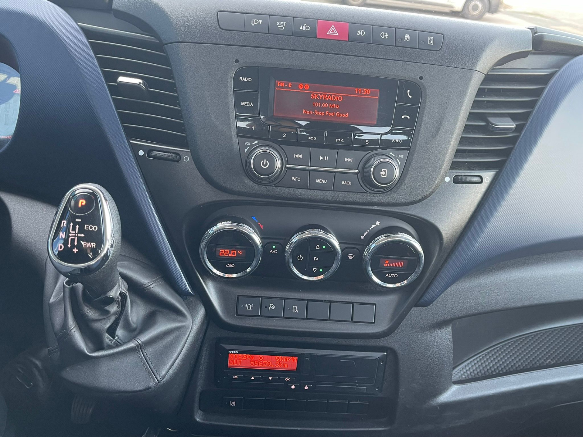 Hoofdafbeelding Iveco 40C16 Be-Trekker +  Semi Dieplader Veldhuizen 7.5 M Automaat / Nieuwstaat!