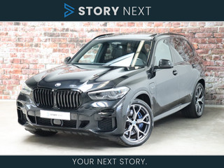 BMW X5 xDrive45e High Executive M Sport Pakket Automaat / Panoramadak / Stoelventilatie / Driving Assistant Professional / Surround View / Crafted Clarity / Shadow Line / Stoelverwarming voor+achter / Luchtveringg / Live Cockpit Professional / 21 Inch