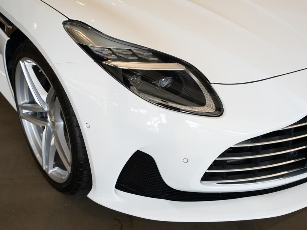 Aston Martin-DB12-image-16