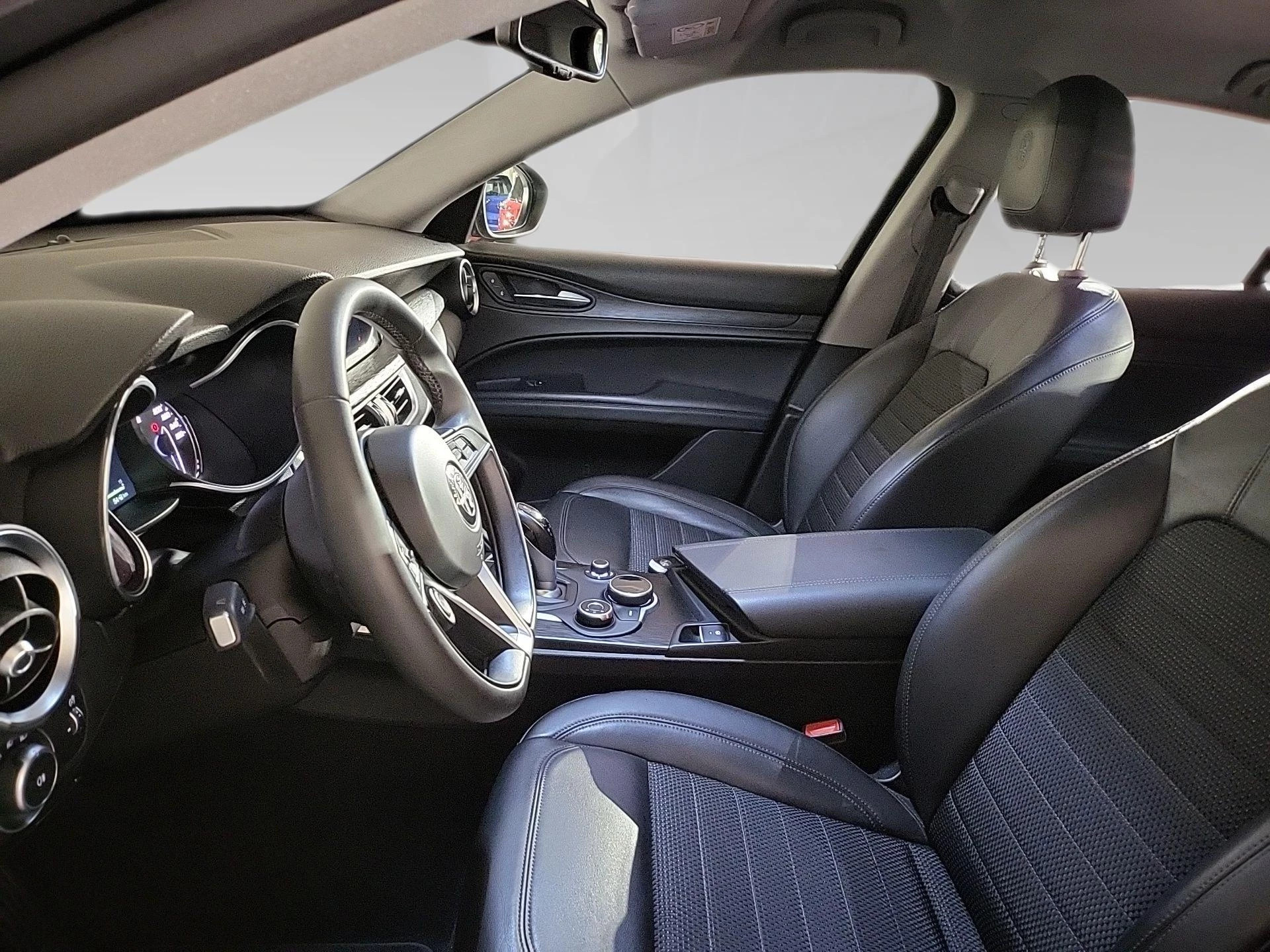 Alfa Romeo-Stelvio-image-4