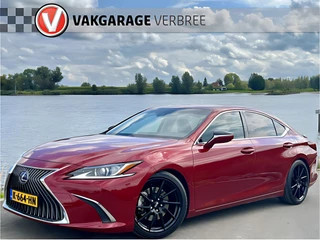 Lexus ES 300h Business Line | Luxueuze uitvoering | LM Velgen 19" | Elektrisch Glazen Panoramadak | Voorstoelen/Stuurwiel Verwarmd |