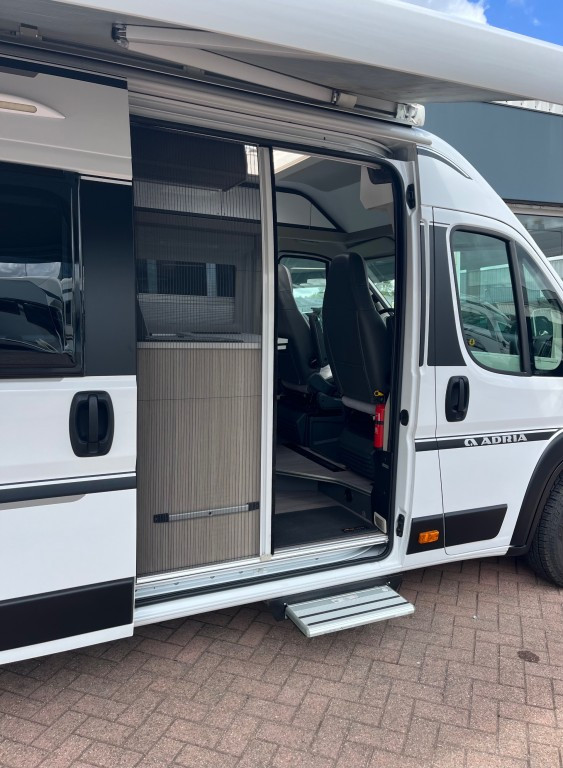 Hoofdafbeelding Adria Twin 640 Slb Plus Enkele Bedden 2x Airco