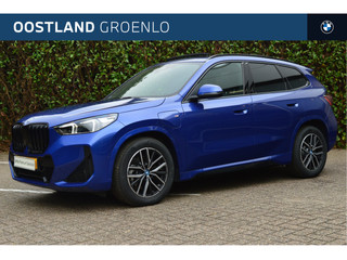 BMW X1 xDrive25e M Sport Automaat / Panoramadak / Trekhaak / Sportstoelen / Achteruitrijcamera / Comfort Access / Stoelverwarming / Adaptieve LED / M Adaptief onderstel / Stoelverwarming / PDC / Parking Assistant