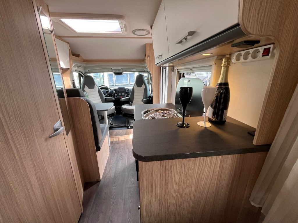 Hoofdafbeelding Sunlight V69 Adventure Ed. Queensbed Zonnepaneel