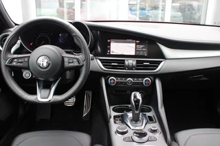 Alfa Romeo Giulia Alfa Romeo Giulia 2.0 T 280PK GME AWD VELOCE | ROSSO ETNA | SPERDIFFERENTIEEL Q4 | HARMAN KARDON BEAUTIFUL SOUND PACK 900W INCLUSIEF LEDEREN DASHBOARD | ALARM SYSTEEM | RIJASSISTENPAKKET | DODEHOEK DETECTIE | ELEKTRISCH BEDIENBARE VOORSTOELEN MET GEHEUGEN FUNCTIE | LEDEREN BEKLEDING | ZWARTE HEMELBEKLEDING | FULL LED MATRIX KOPLAMPEN | NAVIGATIE | APPLE CARPLAY/ANDROID AUTO | PARKEERSENSOREN VOOR EN ACHTER | 19
