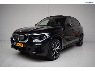Hoofdafbeelding BMW X5 BMW X5 XDrive40i M-SPORT 7-PERSOONS PANORAMADAK / TREKHAAK / H/K / LUCHTVERING / TREKHAAK / 360CAMERA / DEALER OH