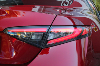 Alfa Romeo Giulia Alfa Romeo Giulia 2.0 T 280PK GME AWD VELOCE | ROSSO ETNA | SPERDIFFERENTIEEL Q4 | HARMAN KARDON BEAUTIFUL SOUND PACK 900W INCLUSIEF LEDEREN DASHBOARD | ALARM SYSTEEM | RIJASSISTENPAKKET | DODEHOEK DETECTIE | ELEKTRISCH BEDIENBARE VOORSTOELEN MET GEHEUGEN FUNCTIE | LEDEREN BEKLEDING | ZWARTE HEMELBEKLEDING | FULL LED MATRIX KOPLAMPEN | NAVIGATIE | APPLE CARPLAY/ANDROID AUTO | PARKEERSENSOREN VOOR EN ACHTER | 19