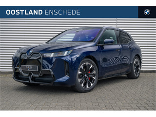 BMW iX xDrive45 M Sport / Trekhaak / M Multifunctionele Stoelen / Soft-Close / Parking Assistant Professional / Active Steering / Stoelventilatie