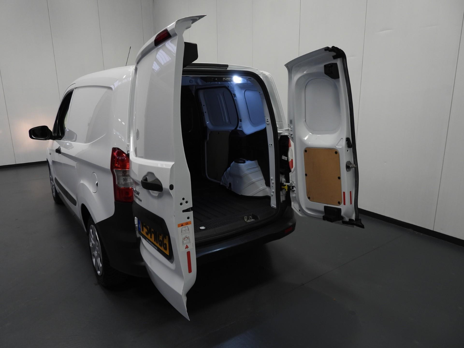 Hoofdafbeelding Ford Transit Courier