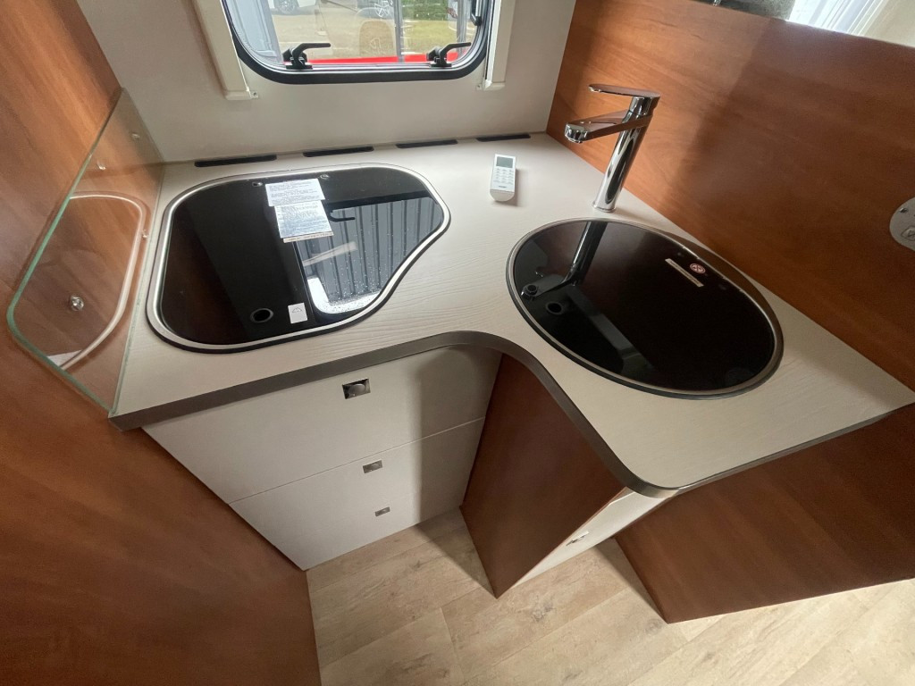 Hoofdafbeelding Dethleffs T7057 Eb 160pk Autom/lengte Bedden/airco