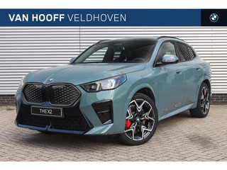 Hoofdafbeelding BMW iX2 BMW iX2 eDrive20 High Executive M Sport / Panoramadak / Trekhaak / 	M Sportstoelen / Adaptieve LED / Comfort Access / M Adaptief onderstel / Parking Assistant Plus