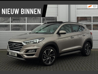 Hoofdafbeelding Hyundai Tucson Hyundai Tucson 1.6 T-GDI PREMIUM / TREKHAAK / CARPLAY / PANO / 360 CAMERA / DODEHOEK / STOELVERKOELING + VERW / ELEK STOELEN /