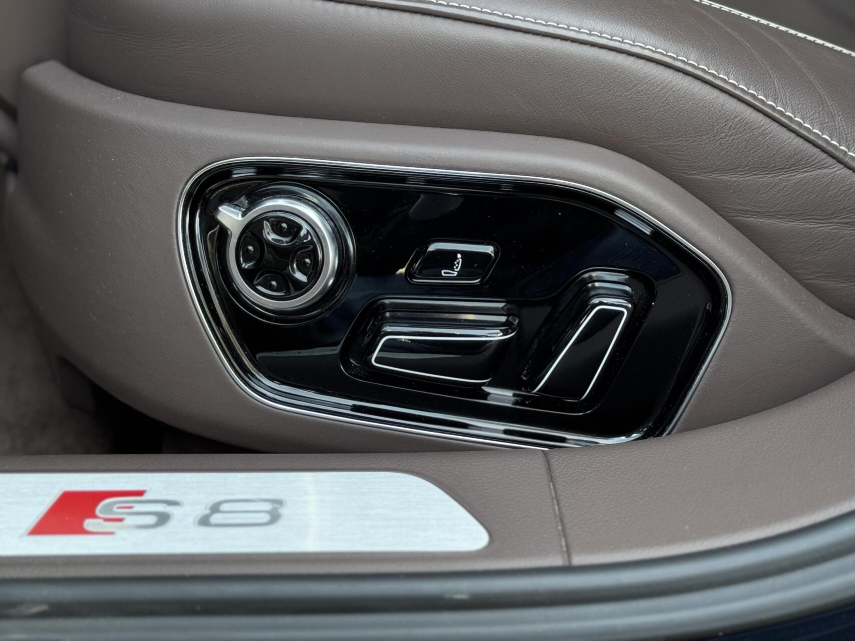 Hoofdafbeelding Audi S8