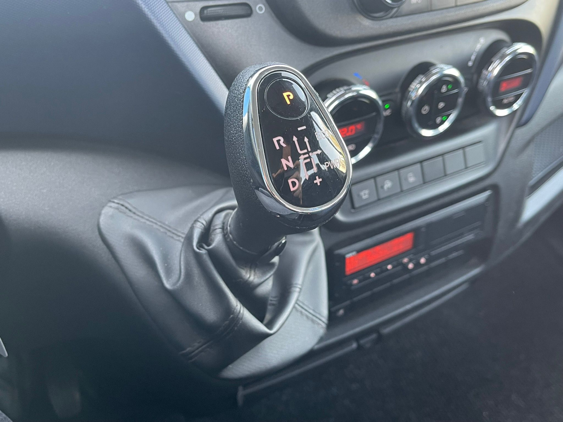 Hoofdafbeelding Iveco 40C16 Be-Trekker +  Semi Dieplader Veldhuizen 7.5 M Automaat / Nieuwstaat!