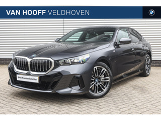 BMW 5 Serie 550e xDrive M Sport Automaat / Trekhaak / Adaptief onderstel professional / Comfort Access / Parking Assistant Plus / Adaptieve LED / Stoelventilatie