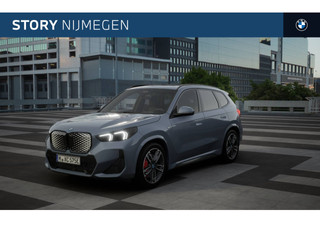 Hoofdafbeelding BMW iX1 BMW iX1 eDrive20 High Executive M Sport / Panoramadak / Trekhaak / Sportstoelen / M Adaptief onderstel / Comfort Access / Parking Assistant Plus / Head-Up / Stuurverwamring