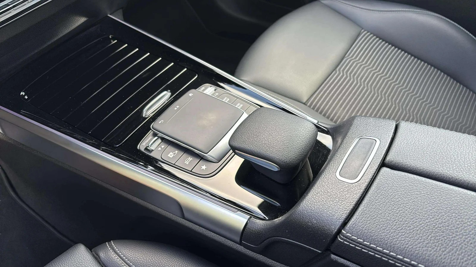 Mercedes-Benz-EQB-image-6