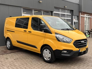 Ford Transit Custom 340 2.0 TDCI L2H1 DC Airco Cruise control Trekhaak 2800kg trekgewicht 5-Persoons Stoelverwarming Bluetooth Parkeersensoren voor en achter Schuifdeur rechts 1e eigenaar Euro 6