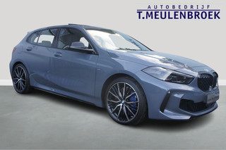 Hoofdafbeelding BMW 1 Serie BMW 1 Serie M135i xDrive Panoramadak, Parkeerhulp