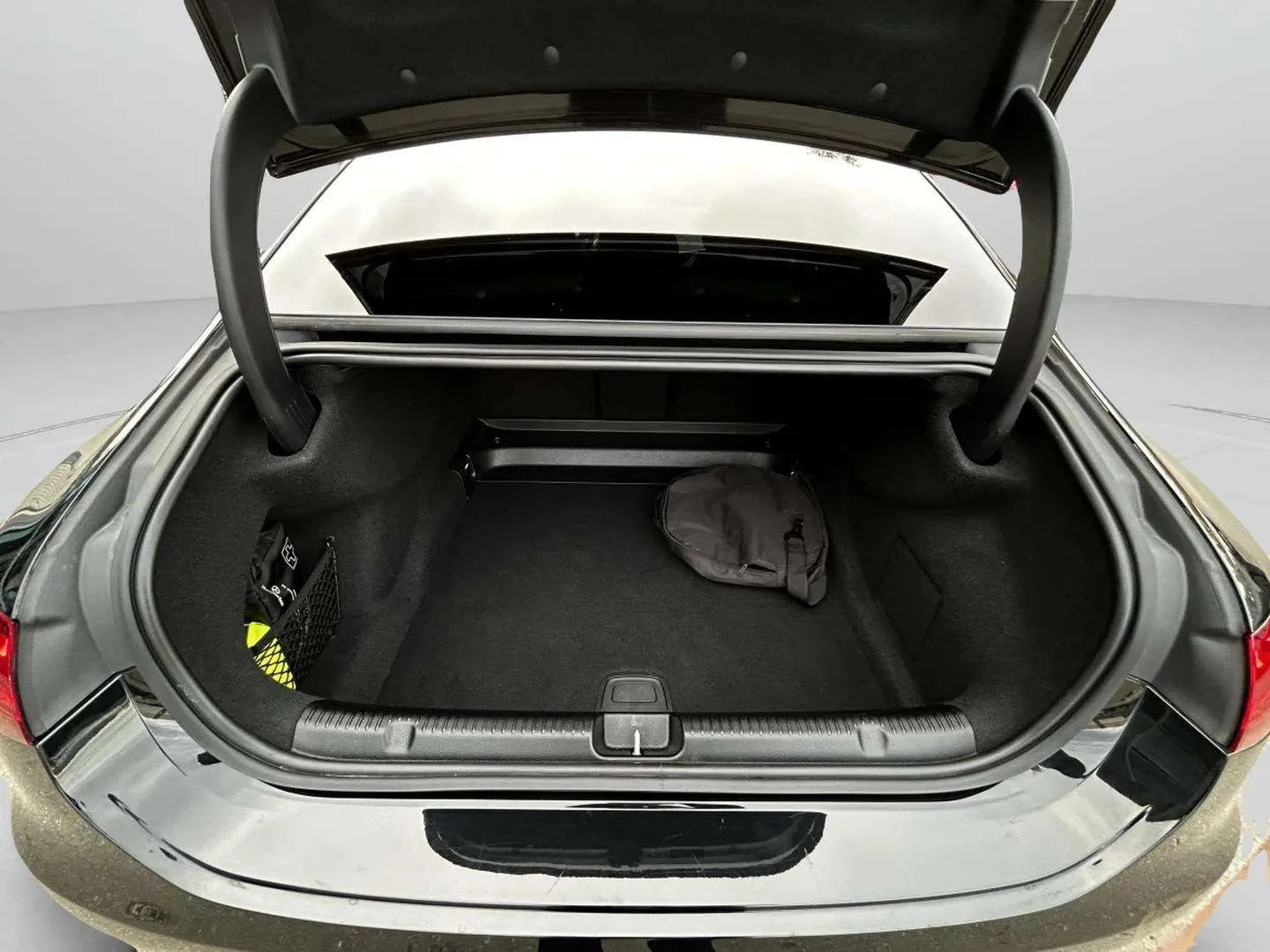 Mercedes-Benz-EQE-image-21