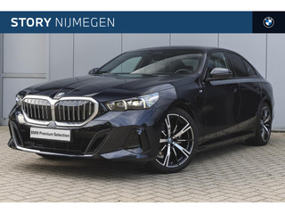 Hoofdafbeelding BMW 5 Serie BMW 5 Serie 530e High Executive M Sport Automaat / Trekhaak / Stoelverwaming / Adaptieve LED / Parking Assistant Plus / Harman Kardon / Live Cockpit Professional