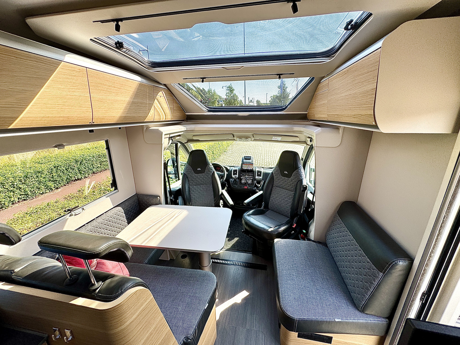 Hoofdafbeelding Adria CORAL 670 SL