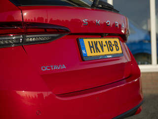 Škoda Octavia Škoda Octavia Combi 1.5 TSI MHEV Business Edition Plus | Matrix LED | Chrome pakket | Stoel-, Stuur- & voorruitverwarming | Navi 13inch | Elektr.trekhaak | El. achterklep m.sensor | ACC | - afbeelding nr 37