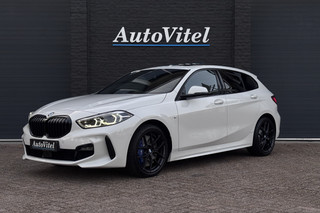 Hoofdafbeelding BMW 1 Serie BMW 1 Serie 118i M-sport | Panodak | M-Kuipstoelen | M-performance Wheels | Stoel+Stuurverwarming | Comfort Access | Trekhaak