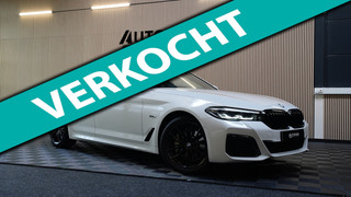 BMW 5-serie Verkocht! 530e M-Sport/Schuifdak/Nightpakket/Sfeerverlichting/Carplay/DealerOnderhouden/Garantie 2027/Vol!