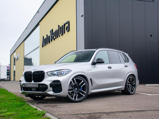 Hoofdafbeelding BMW X5 BMW X5 xDrive45e High Executive | M-sport | Hifi Sound | Schuif-/kantel Pano | Laser LED | Soft doorclose | Head-Up | Adapt. Cruise | Matt frozen gray wrap