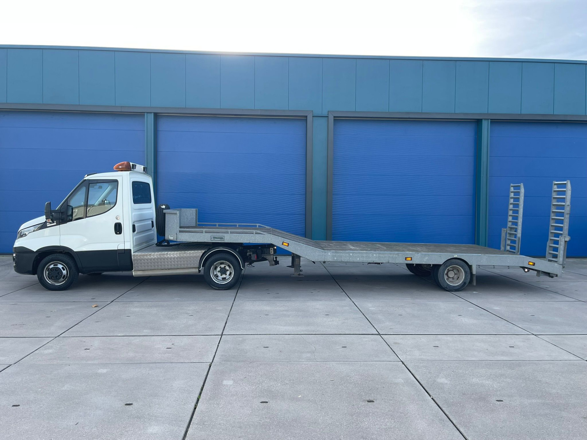 Hoofdafbeelding Iveco 40C16 Be-Trekker +  Semi Dieplader Veldhuizen 7.5 M Automaat / Nieuwstaat!