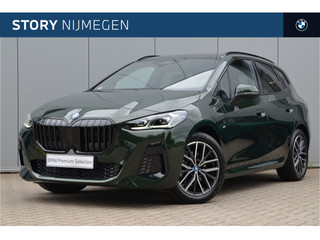 BMW 2 Serie Active Tourer 225e xDrive M Sport Automaat / Panoramadak / Trekhaak / Achteruitrijcamera / Sportstoelen / M Adaptief onderstel / Comfort Access / Stoelverwarming / Adaptieve LED / Parking Assistant / Harman-Kardon