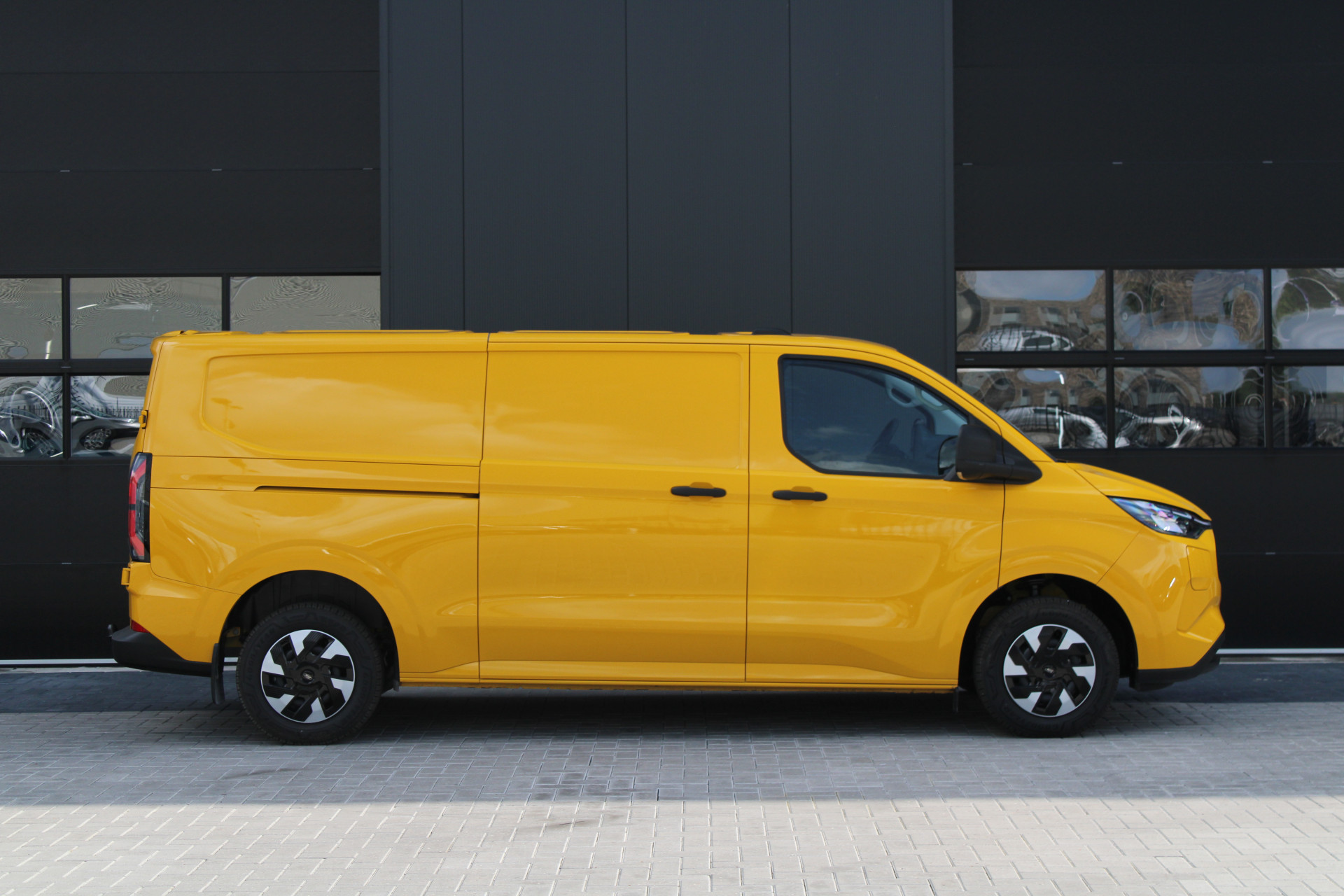 Hoofdafbeelding Ford E-Transit Custom