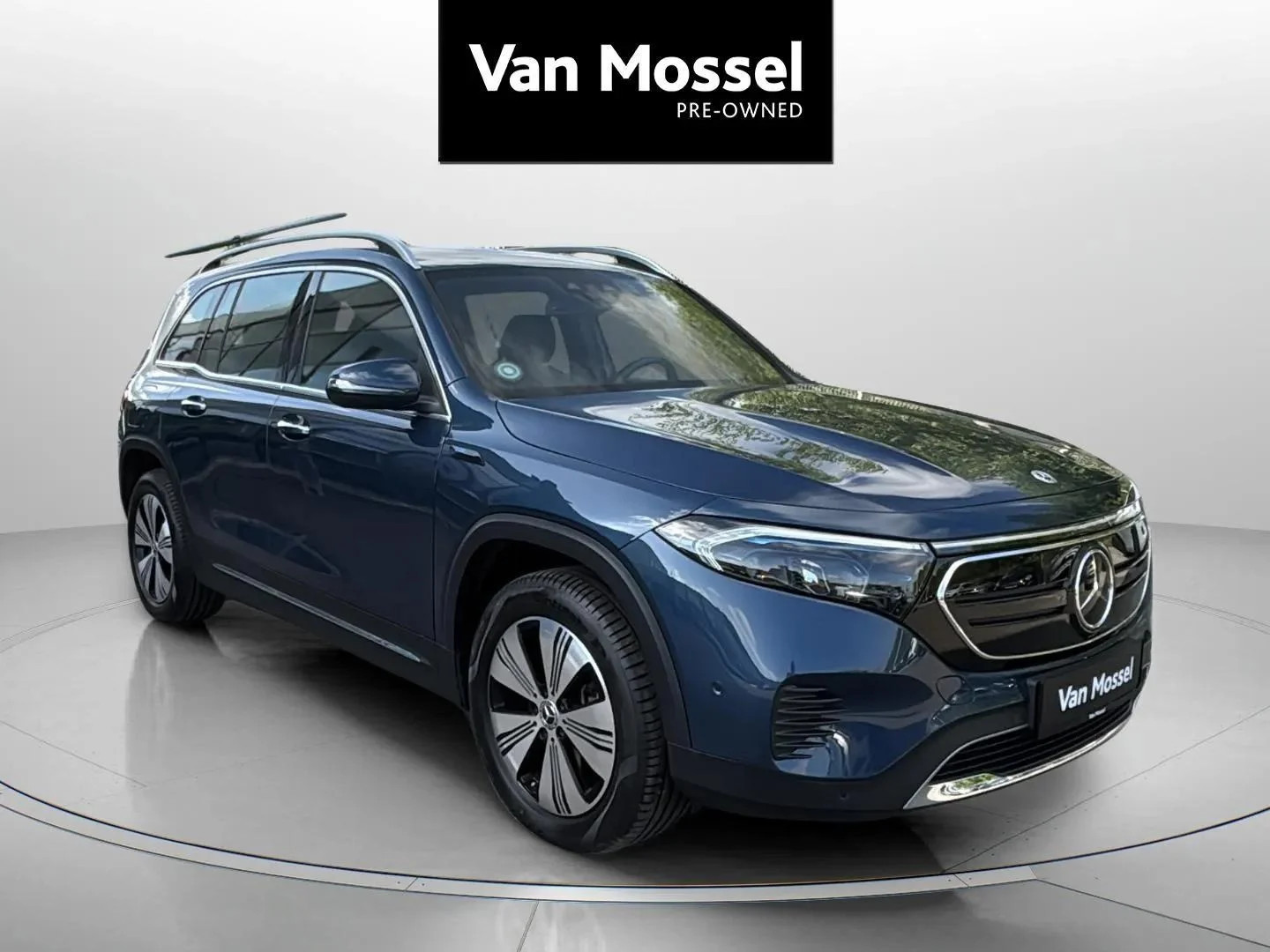 Mercedes-Benz-EQB-image-2