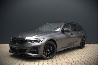 BMW 3 Serie Touring 330e xDrive High Executive M Sport | M Performance | Panoramadak | Harman Kardon | 360° Camera | Assisted Driving | Head Up Display | Stoelverwarming | Stuurverwarming | Apple Carplay | Navigatie | Adaptive Cruise Control | Am
