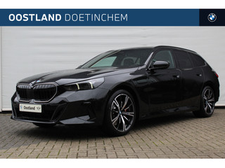 Hoofdafbeelding BMW 5 Serie BMW 5 Serie Touring 520i High Executive M Sport Automaat / Trekhaak / Bowers & Wilkins / Adaptief onderstel professional / Adaptieve LED / Comfort Access / Stuurverwarming / Parking Assistant Plus