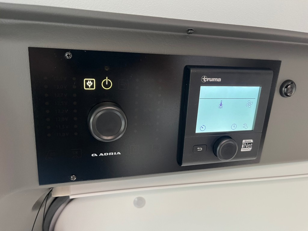 Hoofdafbeelding Adria Twin 640 Slb Plus Enkele Bedden 2x Airco