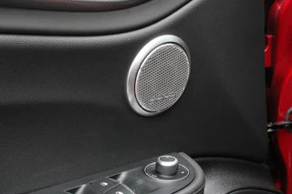 Alfa Romeo Giulia Alfa Romeo Giulia 2.0 T 280PK GME AWD VELOCE | ROSSO ETNA | SPERDIFFERENTIEEL Q4 | HARMAN KARDON BEAUTIFUL SOUND PACK 900W INCLUSIEF LEDEREN DASHBOARD | ALARM SYSTEEM | RIJASSISTENPAKKET | DODEHOEK DETECTIE | ELEKTRISCH BEDIENBARE VOORSTOELEN MET GEHEUGEN FUNCTIE | LEDEREN BEKLEDING | ZWARTE HEMELBEKLEDING | FULL LED MATRIX KOPLAMPEN | NAVIGATIE | APPLE CARPLAY/ANDROID AUTO | PARKEERSENSOREN VOOR EN ACHTER | 19