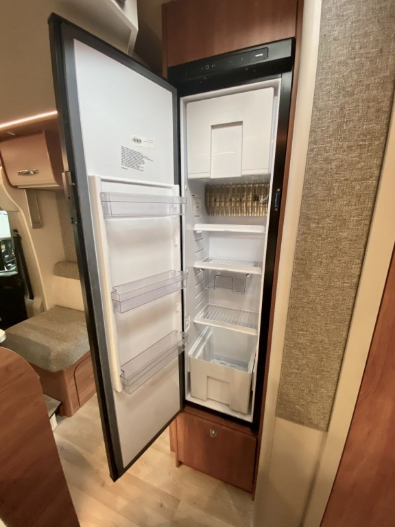 Hoofdafbeelding Dethleffs T7057 Eb 160pk Autom/lengte Bedden/airco