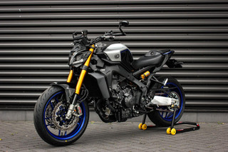 Hoofdafbeelding Yamaha MT 09 Yamaha Tour MT-09 SP ABS 119PK 2025 / 906KM / DEMO / COMPLETE DOCUMENTATIE / CUSTOM SC EXHAUST / QUICK SHIFT / DIRECT RIJDEN /FULL