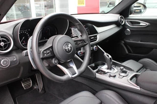 Alfa Romeo Giulia Alfa Romeo Giulia 2.0 T 280PK GME AWD VELOCE | ROSSO ETNA | SPERDIFFERENTIEEL Q4 | HARMAN KARDON BEAUTIFUL SOUND PACK 900W INCLUSIEF LEDEREN DASHBOARD | ALARM SYSTEEM | RIJASSISTENPAKKET | DODEHOEK DETECTIE | ELEKTRISCH BEDIENBARE VOORSTOELEN MET GEHEUGEN FUNCTIE | LEDEREN BEKLEDING | ZWARTE HEMELBEKLEDING | FULL LED MATRIX KOPLAMPEN | NAVIGATIE | APPLE CARPLAY/ANDROID AUTO | PARKEERSENSOREN VOOR EN ACHTER | 19