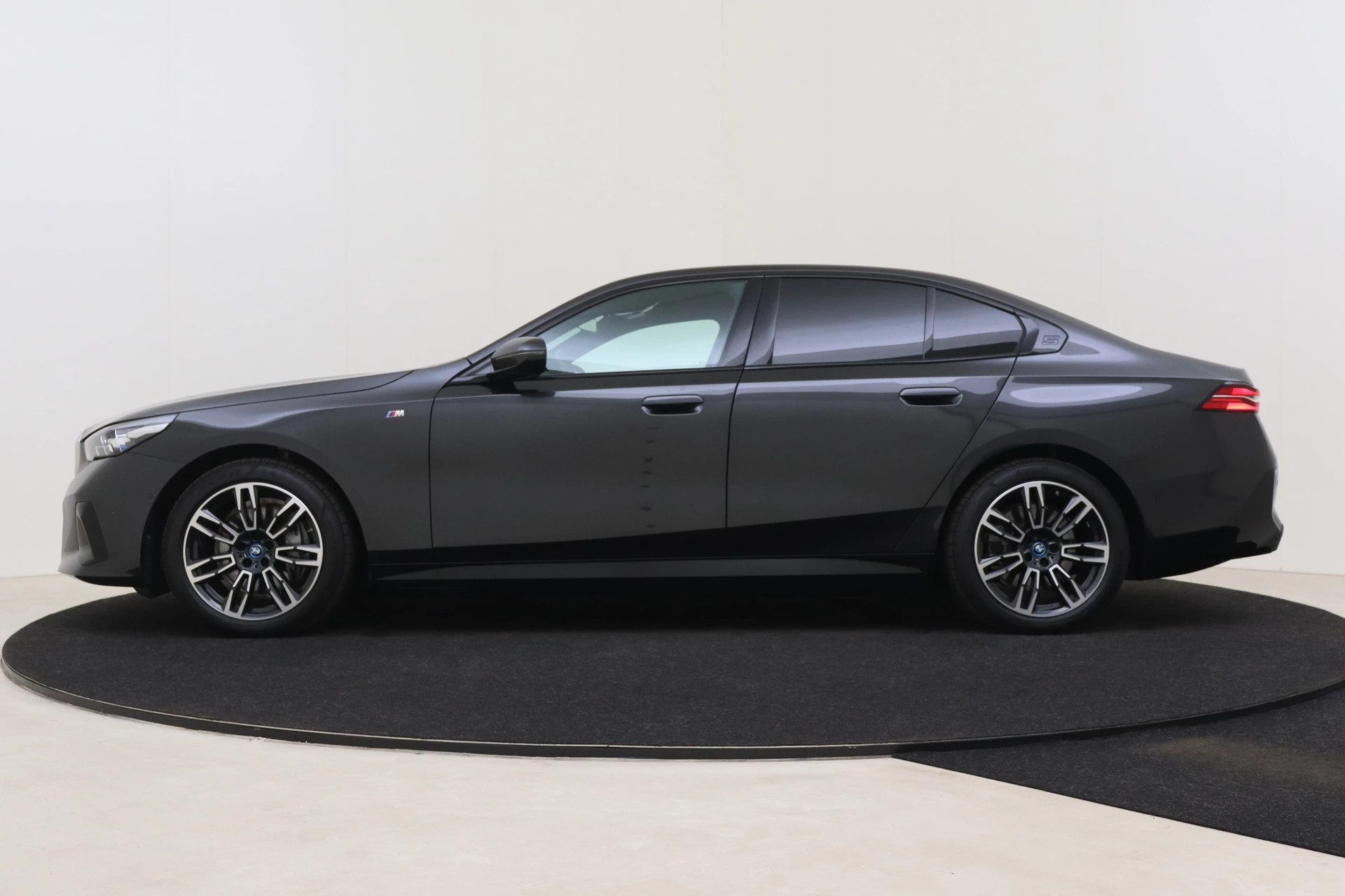 Hoofdafbeelding BMW i5