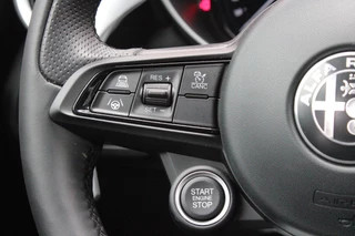 Alfa Romeo Giulia Alfa Romeo Giulia 2.0 T 280PK GME AWD VELOCE | ROSSO ETNA | SPERDIFFERENTIEEL Q4 | HARMAN KARDON BEAUTIFUL SOUND PACK 900W INCLUSIEF LEDEREN DASHBOARD | ALARM SYSTEEM | RIJASSISTENPAKKET | DODEHOEK DETECTIE | ELEKTRISCH BEDIENBARE VOORSTOELEN MET GEHEUGEN FUNCTIE | LEDEREN BEKLEDING | ZWARTE HEMELBEKLEDING | FULL LED MATRIX KOPLAMPEN | NAVIGATIE | APPLE CARPLAY/ANDROID AUTO | PARKEERSENSOREN VOOR EN ACHTER | 19