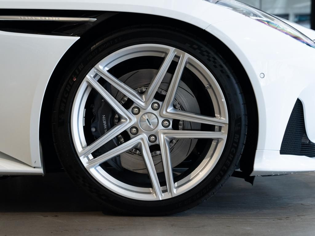 Aston Martin-DB12-image-3