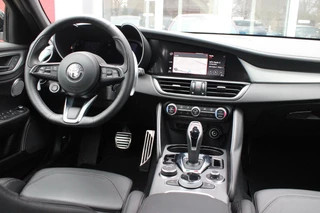 Alfa Romeo Giulia Alfa Romeo Giulia 2.0 T 280PK GME AWD VELOCE | ROSSO ETNA | SPERDIFFERENTIEEL Q4 | HARMAN KARDON BEAUTIFUL SOUND PACK 900W INCLUSIEF LEDEREN DASHBOARD | ALARM SYSTEEM | RIJASSISTENPAKKET | DODEHOEK DETECTIE | ELEKTRISCH BEDIENBARE VOORSTOELEN MET GEHEUGEN FUNCTIE | LEDEREN BEKLEDING | ZWARTE HEMELBEKLEDING | FULL LED MATRIX KOPLAMPEN | NAVIGATIE | APPLE CARPLAY/ANDROID AUTO | PARKEERSENSOREN VOOR EN ACHTER | 19