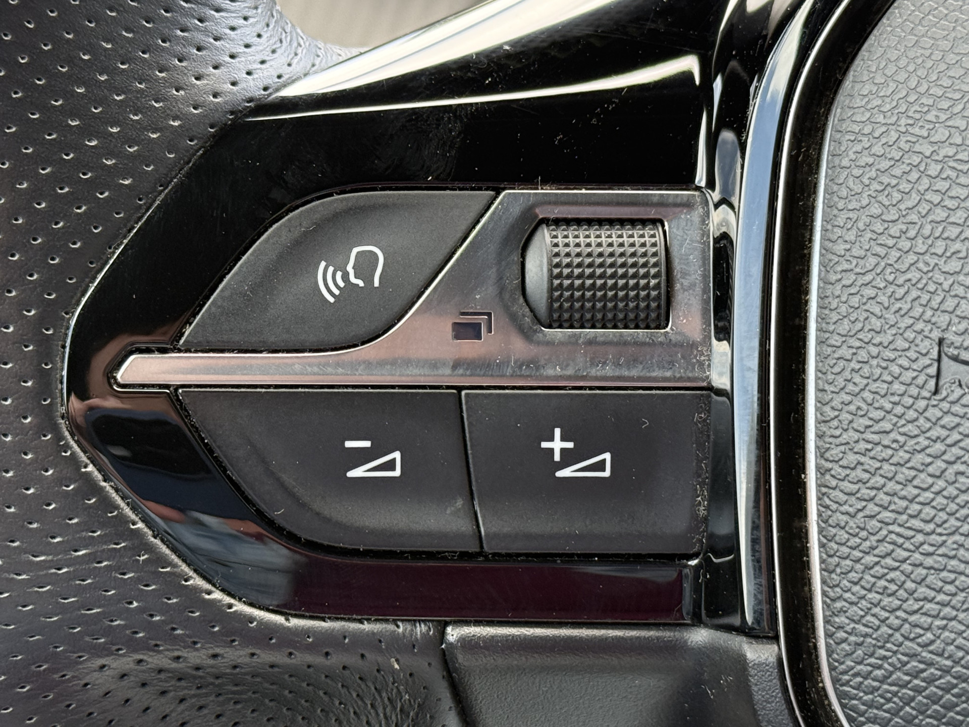 Hoofdafbeelding Peugeot e-2008