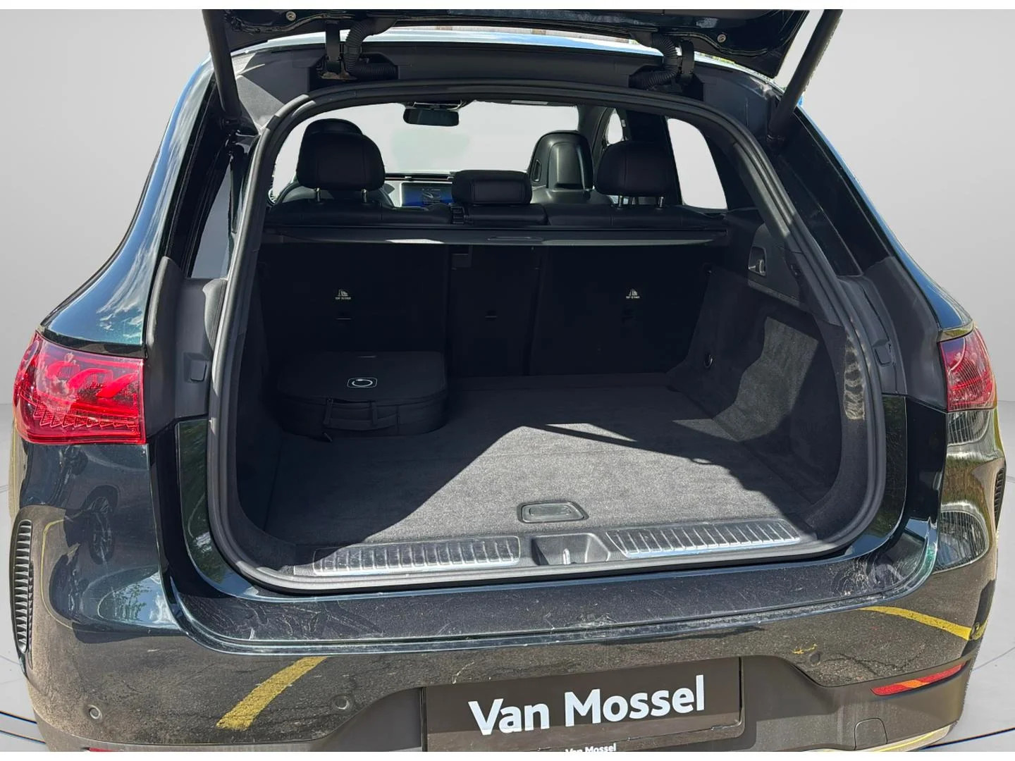 Mercedes-Benz-EQE-image-14