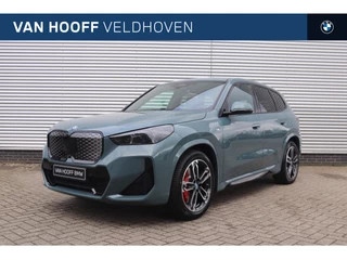 Hoofdafbeelding BMW iX1 BMW iX1 eDrive20 High Executive M Sport / Panoramadak / Trekhaak / Adaptieve LED / Comfort Access / Parking Assistant Plus / Head-Up / M Adaptief onderstel