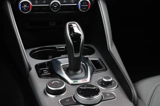 Alfa Romeo Giulia Alfa Romeo Giulia 2.0 T 280PK GME AWD VELOCE | ROSSO ETNA | SPERDIFFERENTIEEL Q4 | HARMAN KARDON BEAUTIFUL SOUND PACK 900W INCLUSIEF LEDEREN DASHBOARD | ALARM SYSTEEM | RIJASSISTENPAKKET | DODEHOEK DETECTIE | ELEKTRISCH BEDIENBARE VOORSTOELEN MET GEHEUGEN FUNCTIE | LEDEREN BEKLEDING | ZWARTE HEMELBEKLEDING | FULL LED MATRIX KOPLAMPEN | NAVIGATIE | APPLE CARPLAY/ANDROID AUTO | PARKEERSENSOREN VOOR EN ACHTER | 19